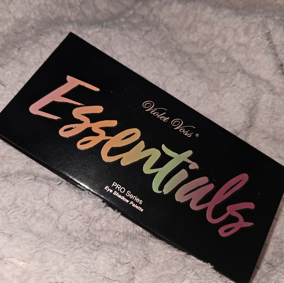 Violet Voss Essentials Pro Pallete - Picture 2 of 7